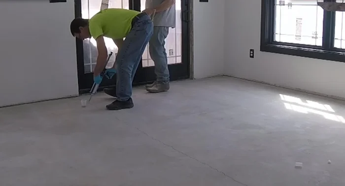 Add silica sand to the wet crack.