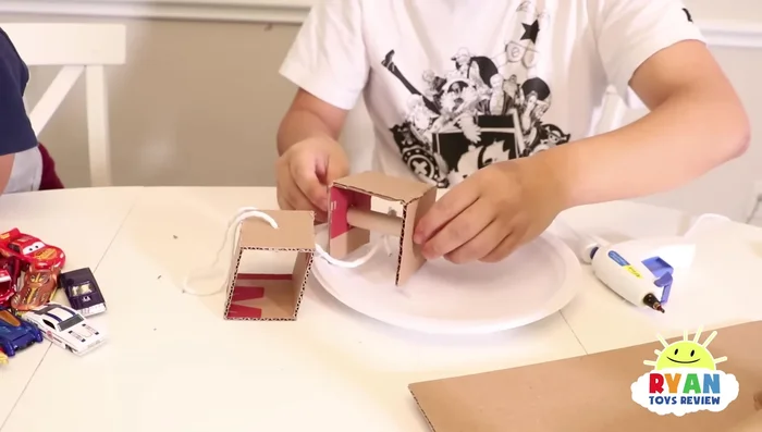 Add a handle to the elevator for easier operation.