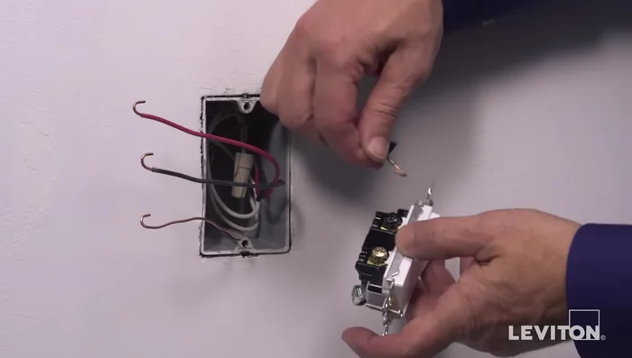 Loop the ground wire clockwise 3/4 turn around the green screw. Tighten firmly.