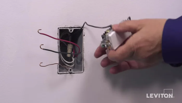 Loop the ground wire clockwise 3/4 turn around the green screw. Tighten firmly.