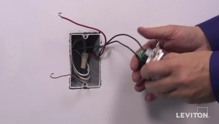 Loop the ground wire clockwise 3/4 turn around the green screw. Tighten firmly.