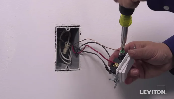 Loop the ground wire clockwise 3/4 turn around the green screw. Tighten firmly.