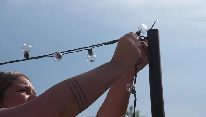 Configure the lights: Customize your string light layout by stringing them horizontally, vertically, diagonally, or in any other creative arrangement. Consider the length of your lights, the size of your space, and the number of planters and poles.