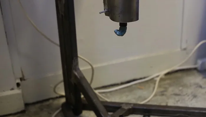 Inject the plastic into the mold by applying body weight to the lever for about 15 seconds, stopping when you hear a noise or see plastic escaping.