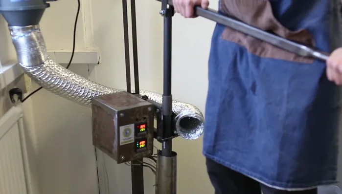 Inject the plastic into the mold by applying body weight to the lever for about 15 seconds, stopping when you hear a noise or see plastic escaping.