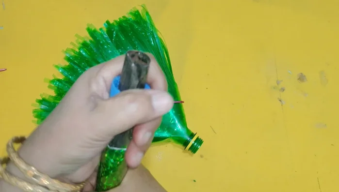 Attach the handle: Attach a pipe (or a sturdy handle from a broken wiper) to the bottle lid. Secure the handle tightly.