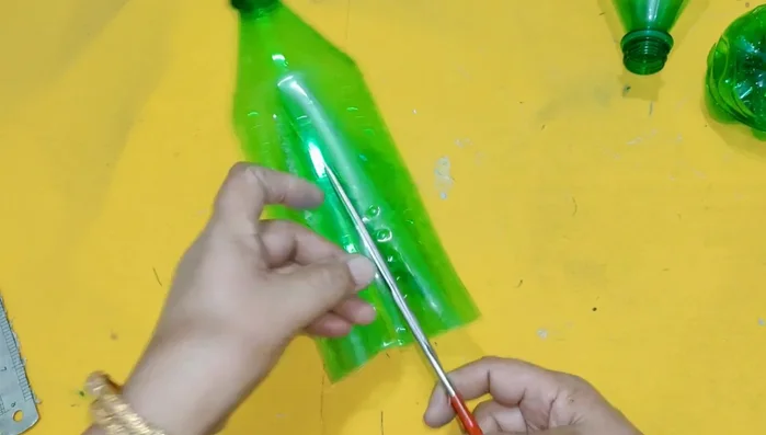 Cut the bottles: Cut each bottle from the top and bottom lines, creating fringe-like bristles. Cut finely for a better broom.