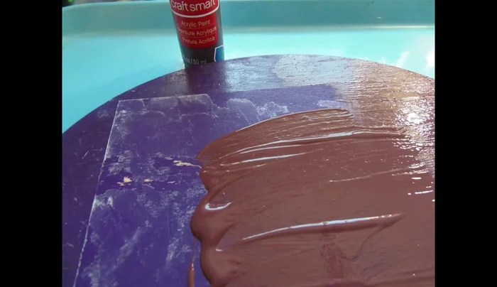 Prime the plaque: Paint the entire plaque with brown acrylic paint.