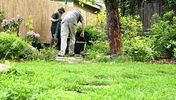 Add gravel and sand to level the bottom of the hole, then place the large vessel.
