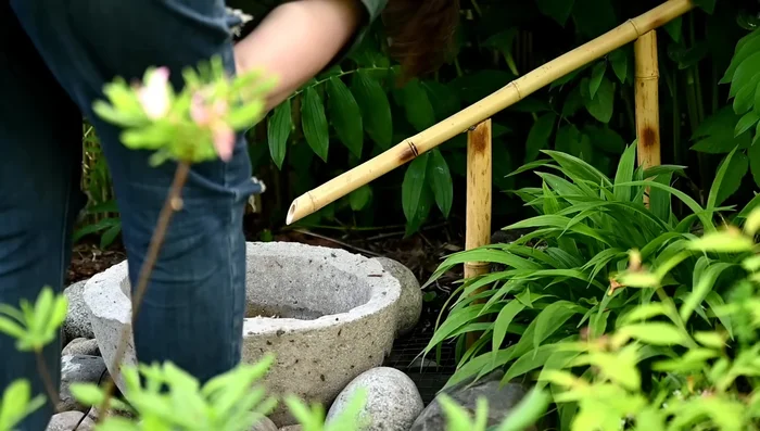 Attach the solar battery to the pump wire and adjust the battery position for optimal sunlight.