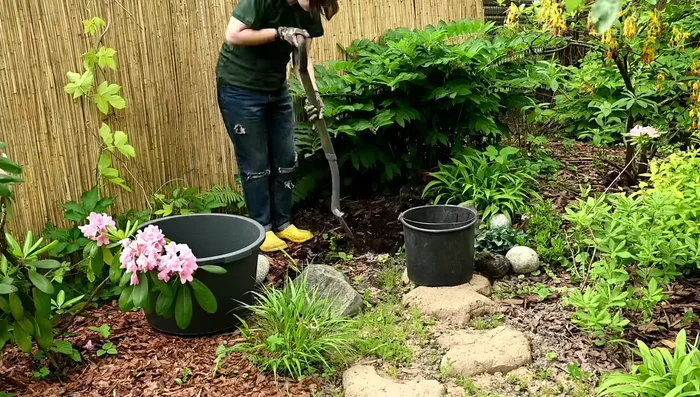 Add gravel and sand to level the bottom of the hole, then place the large vessel.