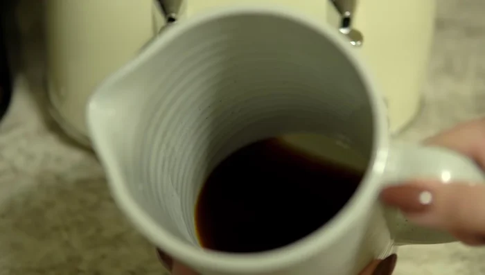 Soak the paper: Let the paper soak in the tea for 15 minutes.