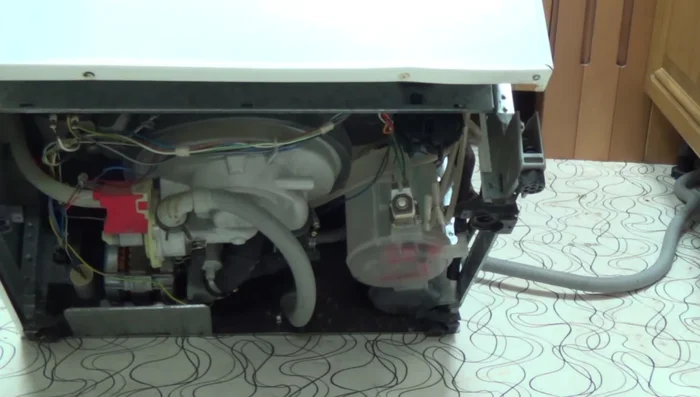 Clean the pipes connected to the pressure switch by blowing through them.