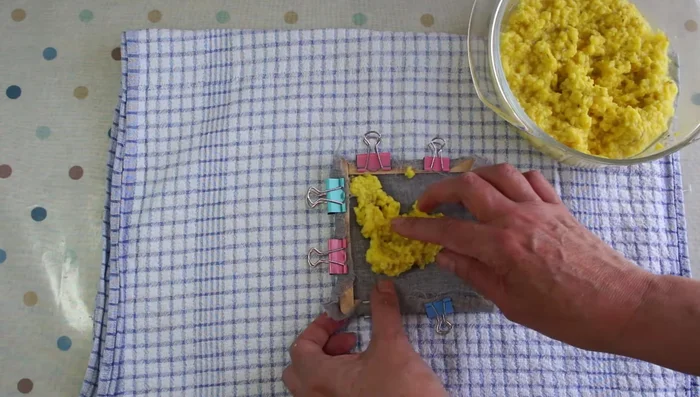 Remove excess water: Press another towel firmly on top of the pulp to absorb excess water. Flip the frame and repeat.