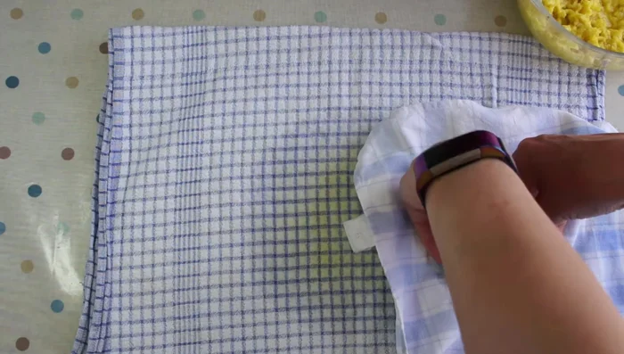 Remove from frame & dry: Carefully remove the seed paper from the frame and the fabric. Place it on a flat surface (baking tray recommended) to dry completely (2-3 days).