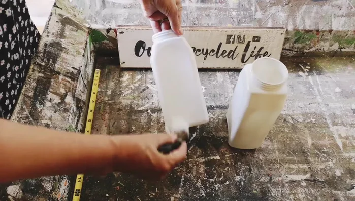 Apply a second coat of chalk paint.