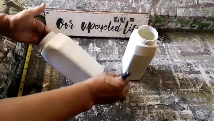 Apply a second coat of chalk paint.