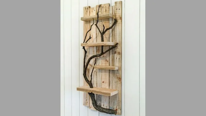 Small Wooden Sculptures: Create continuity and visual interest by using small wooden sculptures to decorate your walls, ideal for smaller rooms.