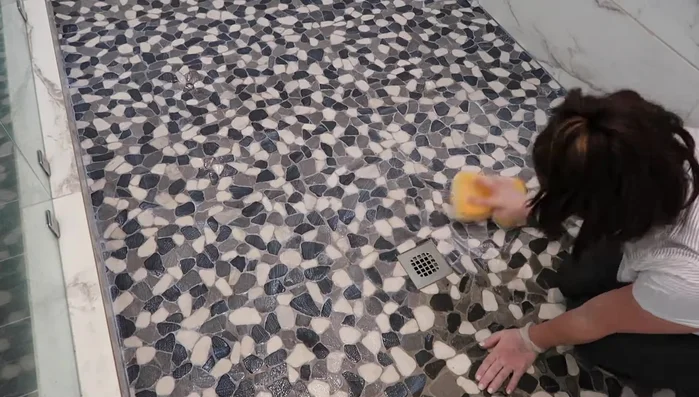 Apply sealer (second coat, optional): After 30 minutes, apply a second coat of sealer using a paintbrush for a smoother application. This is helpful for achieving a more even, glossy finish.