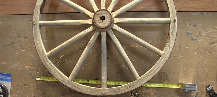 Attach the chain to the eye screws using D-ring shackles.