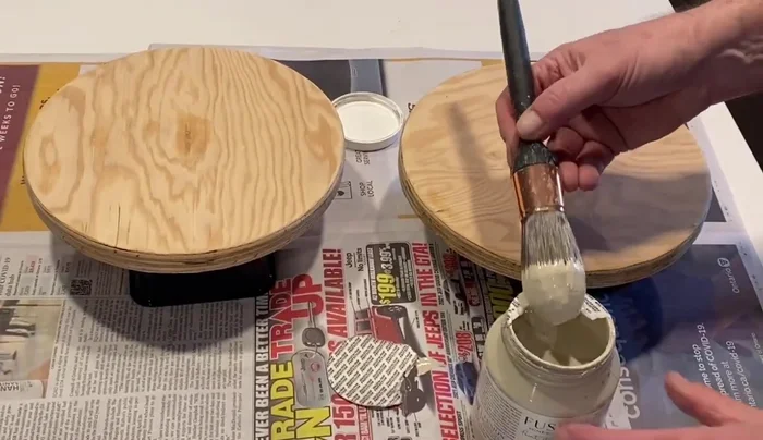 Paint the plywood circles with mineral paint (or other suitable paint).