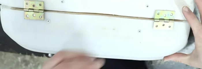 Add extra stability using the container's cup as a second clasp.