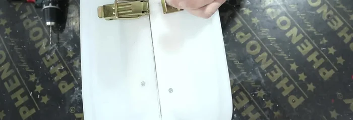 Add extra stability using the container's cup as a second clasp.