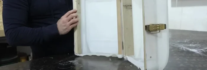 Add extra stability using the container's cup as a second clasp.