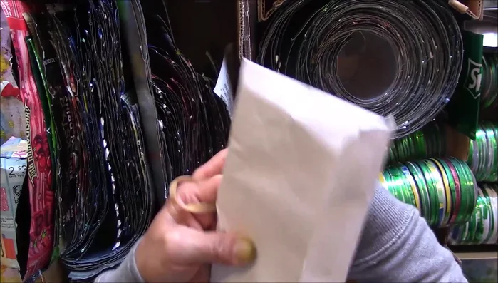 Store rinsed cans in an envelope to prevent cutting yourself and keep them straight.