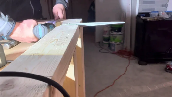 Cut the laminate flooring to size for the countertop.