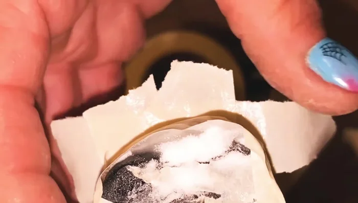 Tap between layers to distribute baking soda before adding glue.