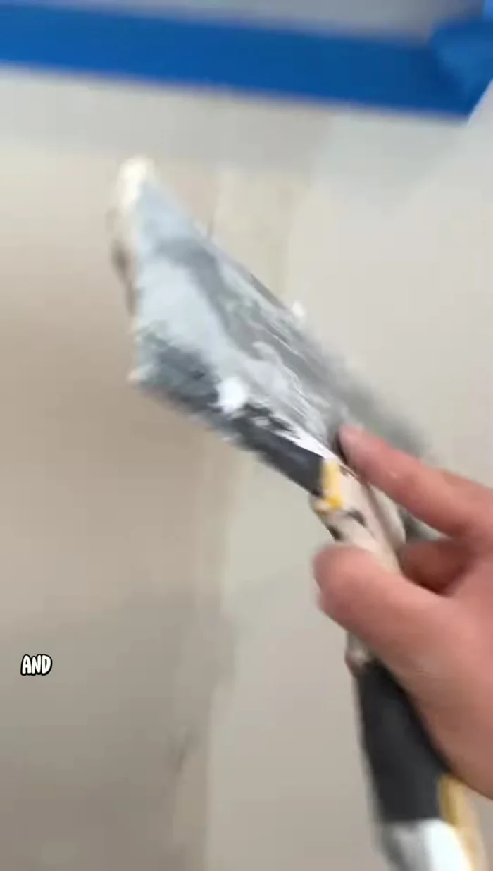 Apply the second coat of mud: After 5-10 minutes, apply a thinner second coat of mud. With Easy Sand 5, sanding may not be necessary; just wipe off excess before drying.