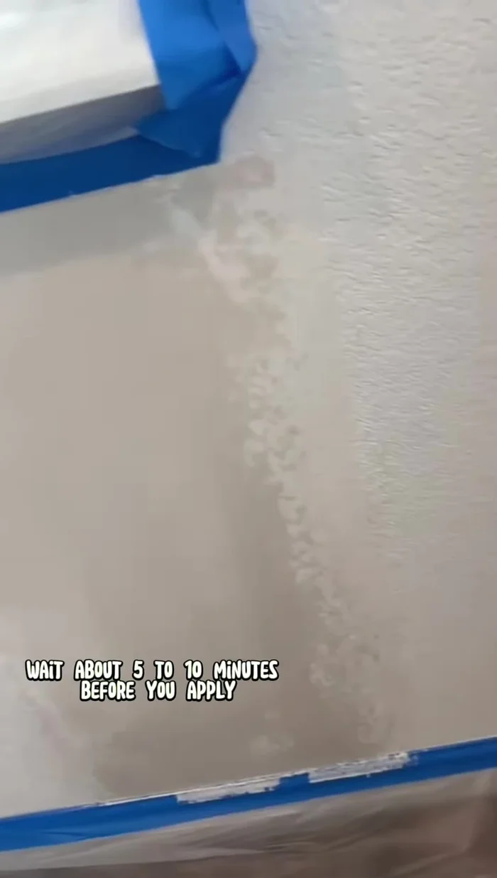 Apply the second coat of mud: After 5-10 minutes, apply a thinner second coat of mud. With Easy Sand 5, sanding may not be necessary; just wipe off excess before drying.