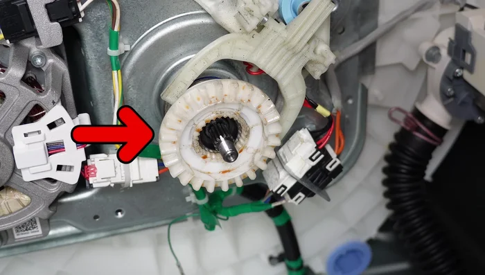 Inspect the white clutch (plastic gear) for wear. Replace if necessary.