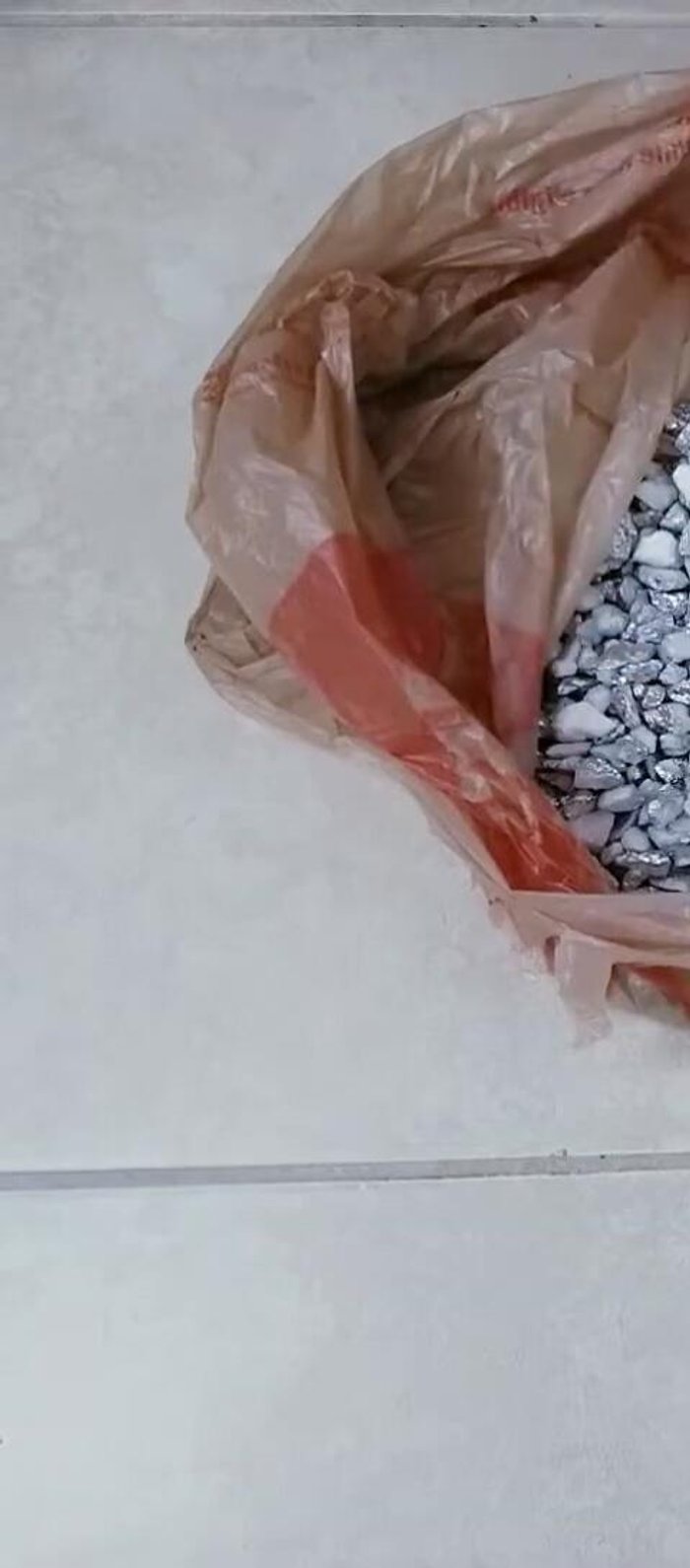 Place the mirror in the center of the top of the container, then fill in any gaps with small pebbles.