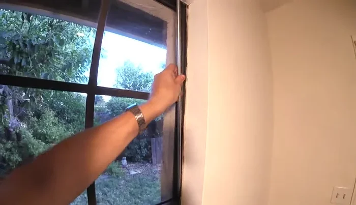 Slowly raise the window until the balance hook snaps into place.