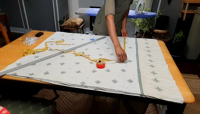 Connect the width marks: Draw a line connecting the width marks.