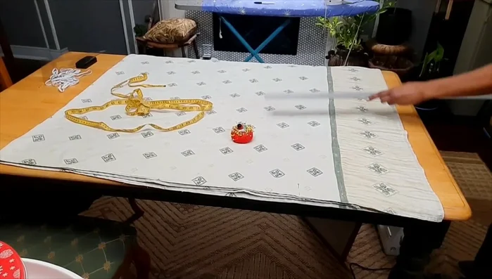 Connect the width marks: Draw a line connecting the width marks.