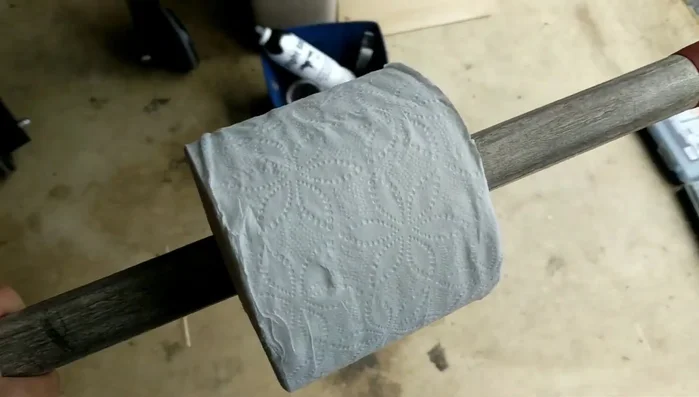 Prepare the dowel. Cut a dowel or use a suitable replacement (like a broken rake handle) to the desired length. Sand it smooth.