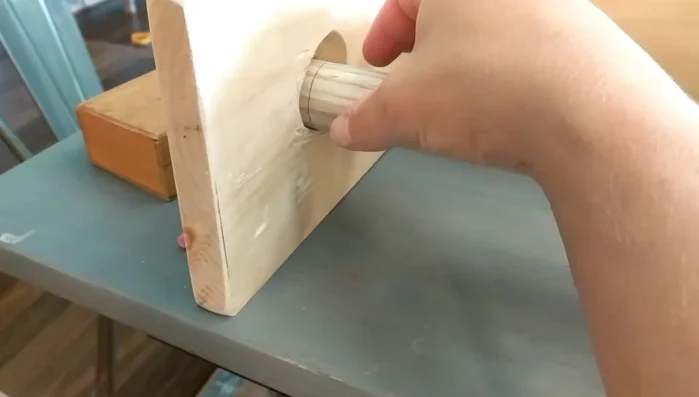 Carve (optional) a small indentation on the front support to allow the toilet paper to rest more comfortably. This step is optional and the presenter uses basic carving tools.