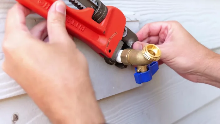 Tighten the new hose bib using pipe wrench and adjustable wrench.