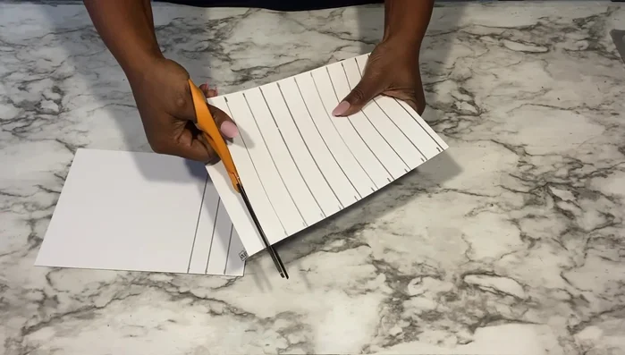 Create Roman numerals (Method 2): Use flexible mirror sheets to cut out all the time indications for the clock, applying them to the felt pads.