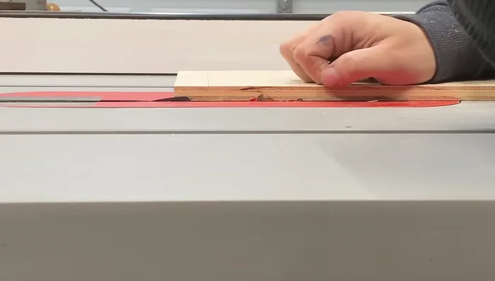 Cut the grooves on the table saw.