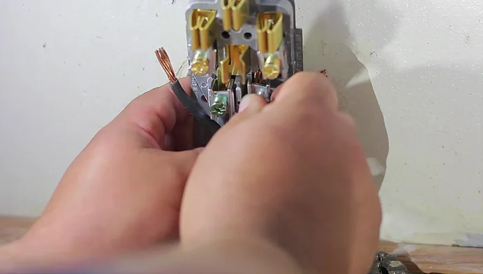 Tighten all screws securely.