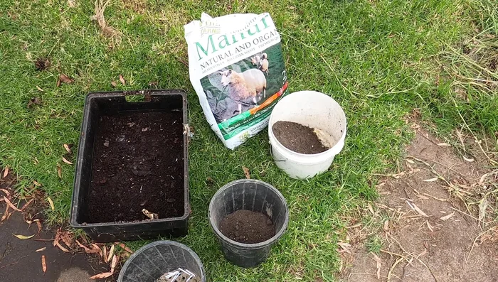 Fill the pallet beds with the soil mix.