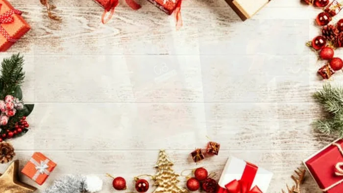 Glue the end and center of one green piece. Attach other green pieces and then the red pieces on top. Repeat to make four sets.