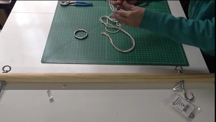 Attach the hanging ring to the eyelets on the rod. 