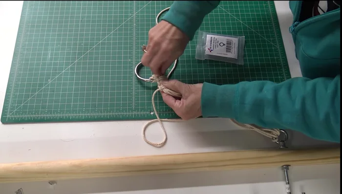 Attach the hanging ring to the eyelets on the rod. 