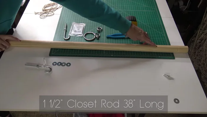 Attach the hanging ring to the eyelets on the rod. 