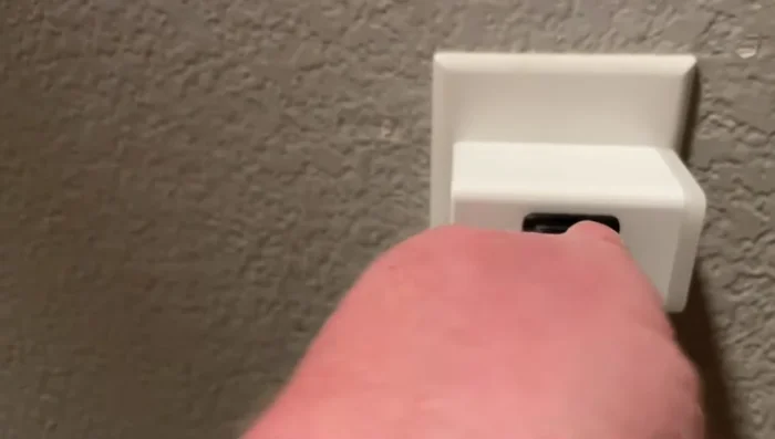 Plug the lamp into the smart plug.